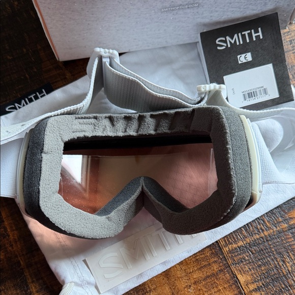 SMITH White Goggles with Rose-Tinted Lens - Picture 4 of 5